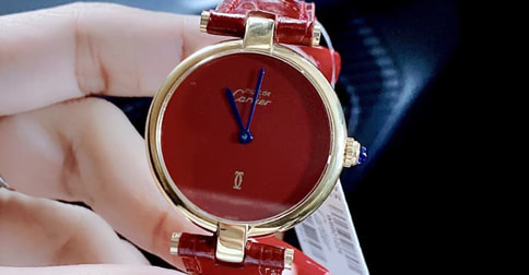 Đồng hồ nữ màu đỏ phù hợp với những người mệnh hỏa