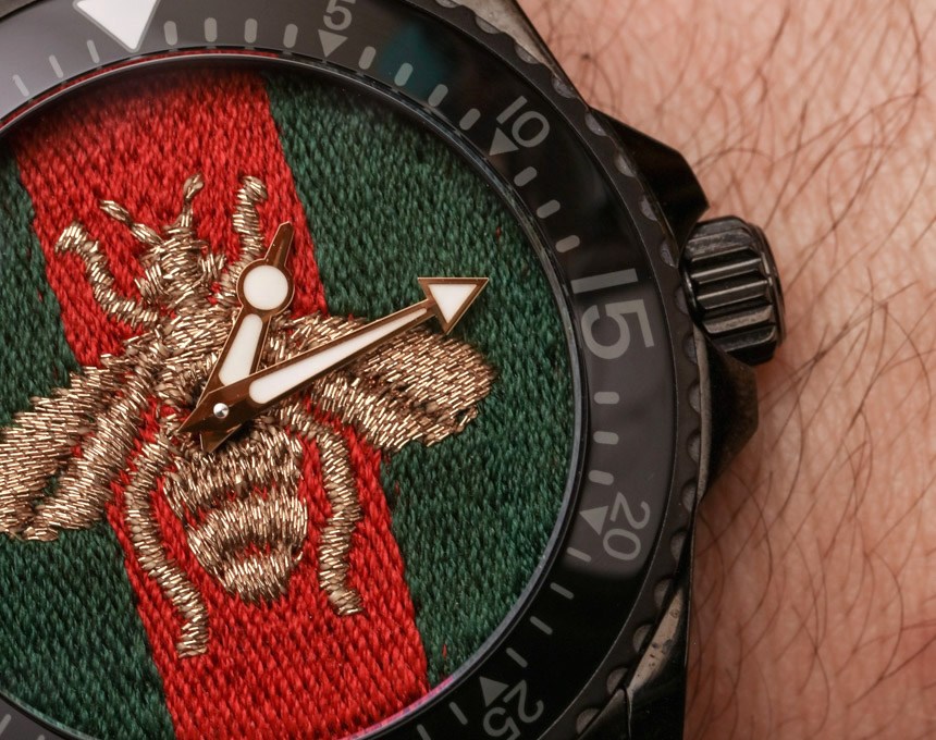 Mat-doi-dien-dong-ho-Gucci-Dive-45mm-Embroidery-Dial
